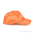 Topi outdoor camo digital oranye dengan sulaman sederhana
